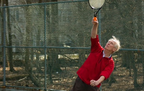 Tom plays tennis