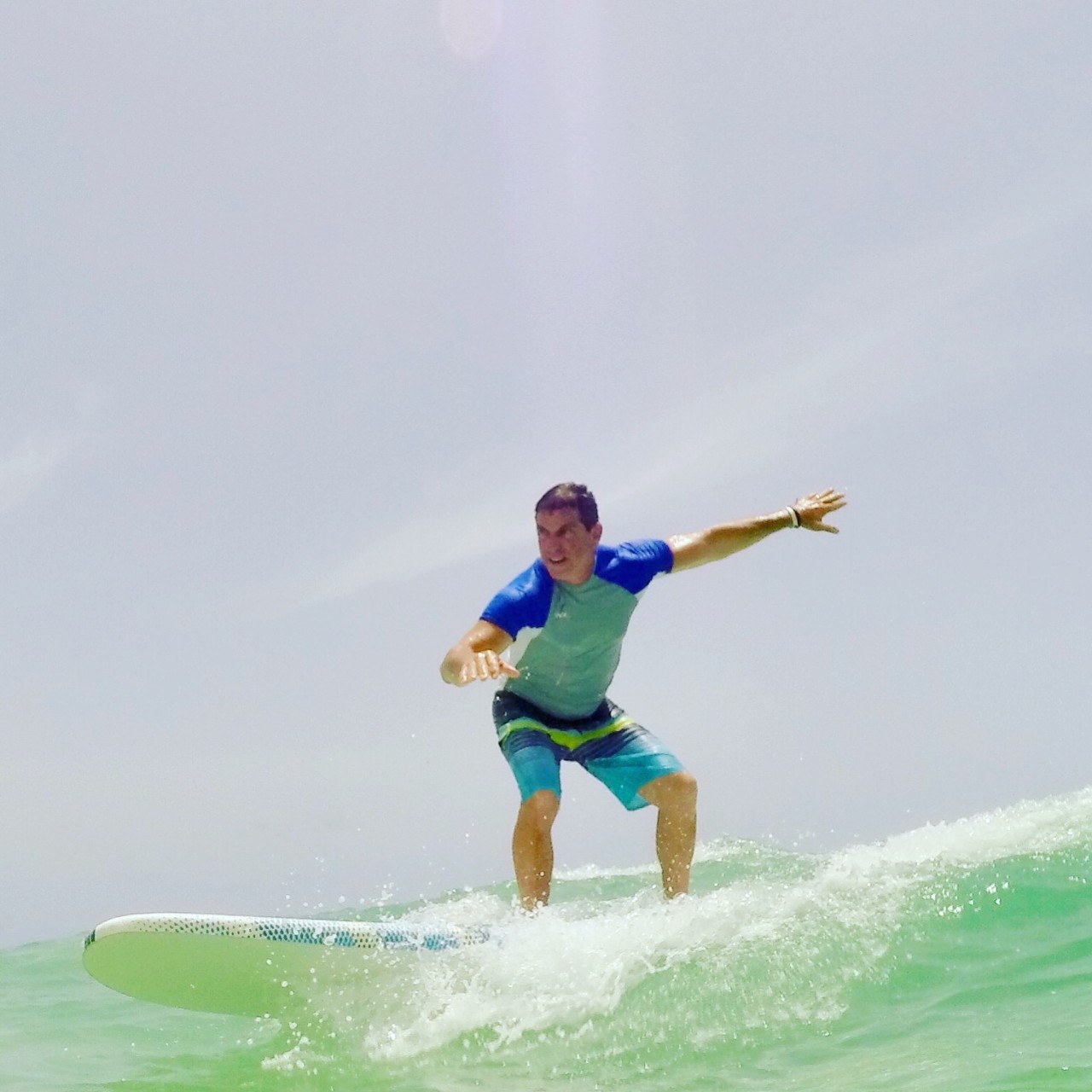 Mark B. practicando surf