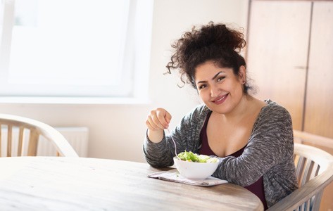 Paciente de pérdida de peso metabólica comiendo una comida saludable