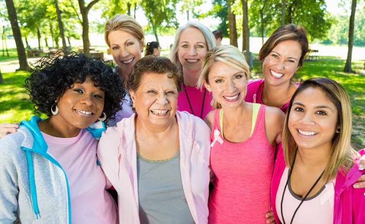Foto grupal de supervivientes al cáncer de mama.