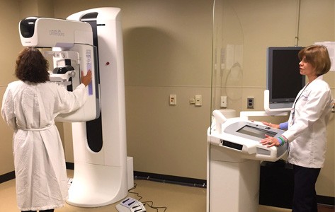 Una paciente recibe una mamografía en Newton Medical Center
