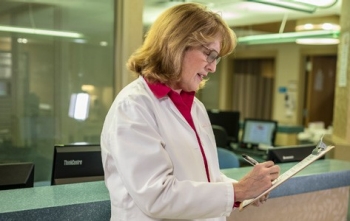 Una médica especializada en cáncer de mama tomando notas