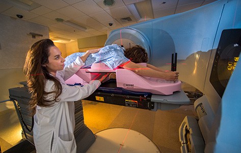 Una paciente recibe tratamiento de radiación mamaria acelerada