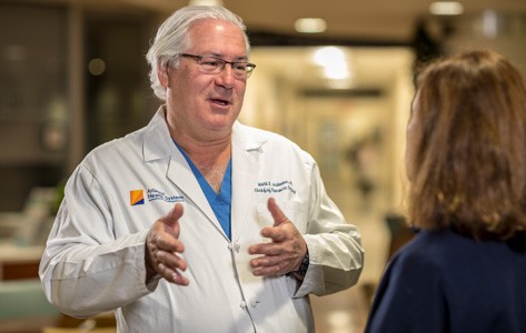 Un médico especializado en cáncer de pulmón habla con una paciente
