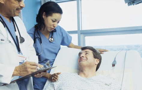 Paciente con sarcoma hablando con médicos