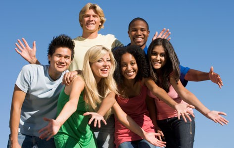 Un grupo de adolescentes mostrando que están felices