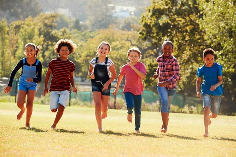 Niños felices corriendo en un campo