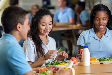 Adolescentes que consumen comidas saludables para la salud de los diabéticos.