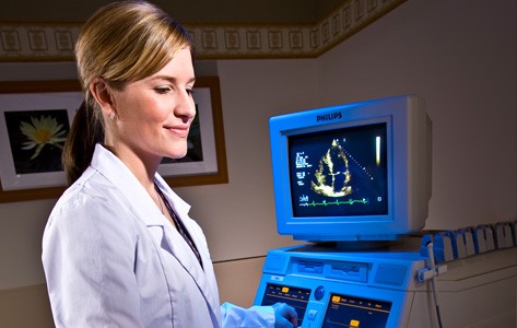 Profesional de diagnóstico por imágenes cardíacas realizando un ecocardiograma