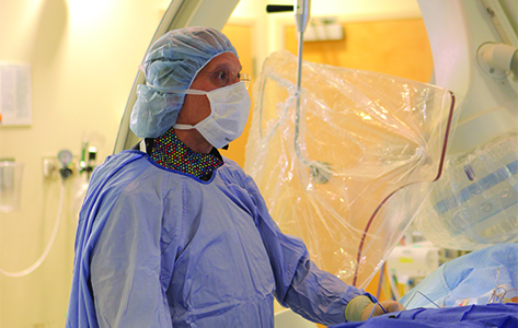 El Dr. Stephen Winters realizando una cirugía cardíaca