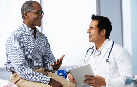 Un especialista vascular habla con un paciente