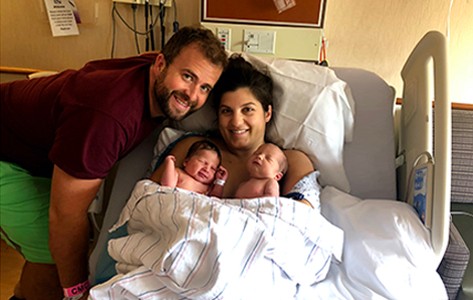 Kristen K. abraza a sus gemelos en una cama de maternidad en Chilton Medical Center en New Jersey.