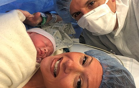 Michael y Marie con su bebé en el Morristown Medical Center
