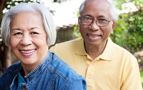 Un anciano y una mujer con enfermedad de Alzheimer