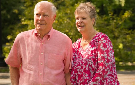 La paciente con enfermedad de Parkinson, Christine T., y su esposo.