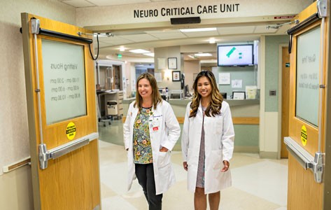 Enfermeras caminando por la unidad de cuidados intensivos neurológicos