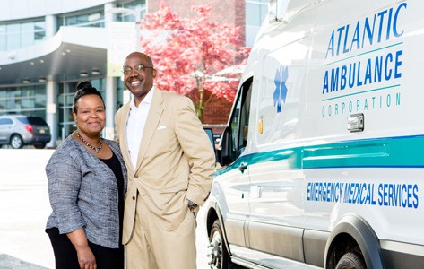 Barry y su esposa con una ambulancia Atlantic Ambulance