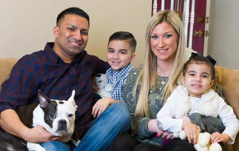 La sobreviviente de accidente cerebrovascular, Lindsey S., con su familia