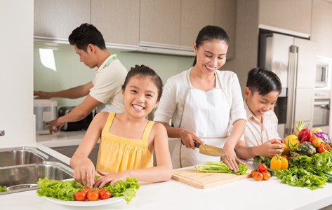 Una familia cocinando una comida nutritiva