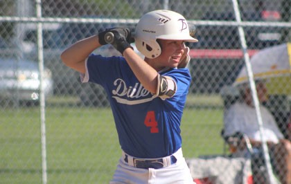 R.J., de 14 años, a punto de batear durante un juego de béisbol.