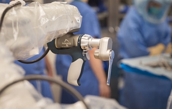 Cirujano que usa el sistema de cirugía asistida por brazo robótico Mako™