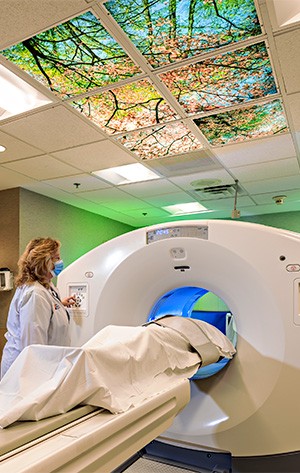 Una mujer realiza una tomografía por emisión de positrones/tomografía computada.