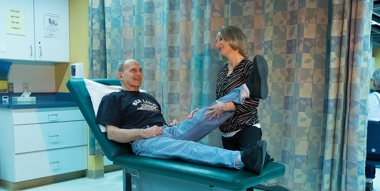 Phil G. haciendo fisioterapia con Amy Bolan.