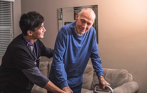 Un fisioterapeuta ayuda a un paciente con trastorno del movimiento