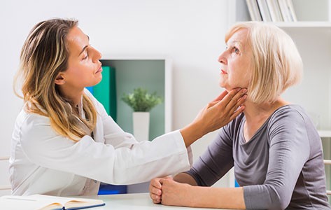 Una terapeuta del habla revisa las cuerdas vocales de una paciente