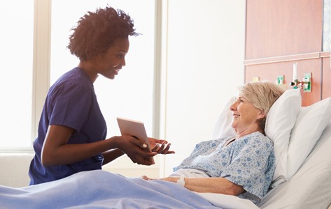 Una enfermera de NICHE visita a una paciente
