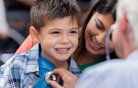 Un médico de Advanced Urgent Care examina a un niño