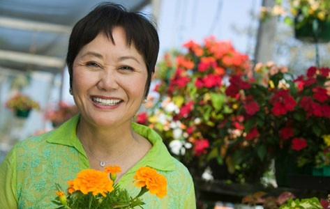 Una mujer asiática sujetando flores