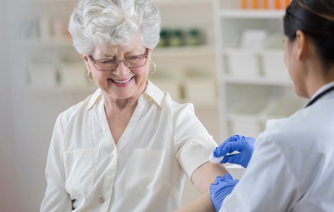 mujer recibiendo vacuna contra la gripe