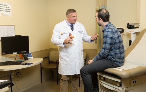 El Dr. Martínez hablando con un paciente con miocardiopatía hipertrófica