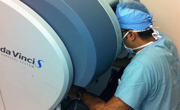 El Dr. Tom Thomas usando la cirugía robótica con tecnología daVinci