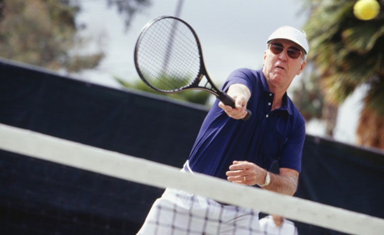 Hombre jugando al tenis