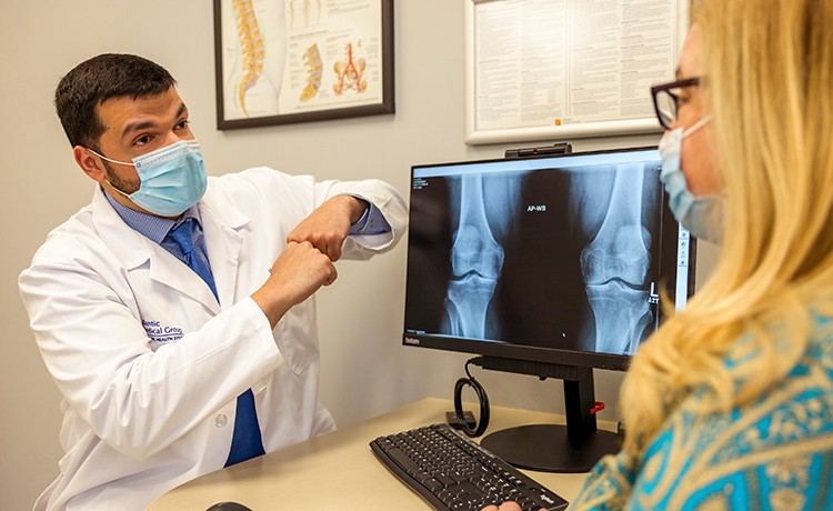 El Dr. Tyagi y una radiografía de una paciente
