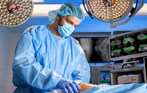 El Dr. Tyagi realizando una cirugía de rodilla
