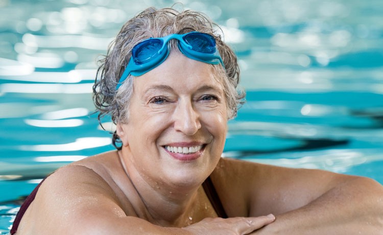 Mujer mayor en una piscina