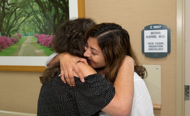 oncóloga radióloga abrazando a una paciente después del tratamiento