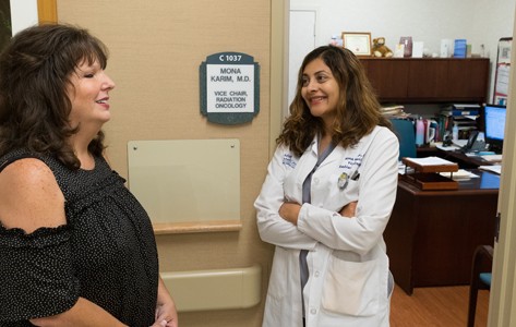 oncóloga radioterapeuta hablando con una paciente con cáncer