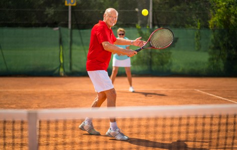 hombre jugando al tenis