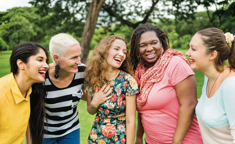 Grupo de mujeres riendo en el parque