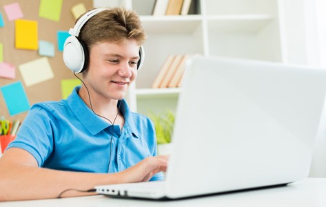 Boy visits TeenHealthFX website on computer