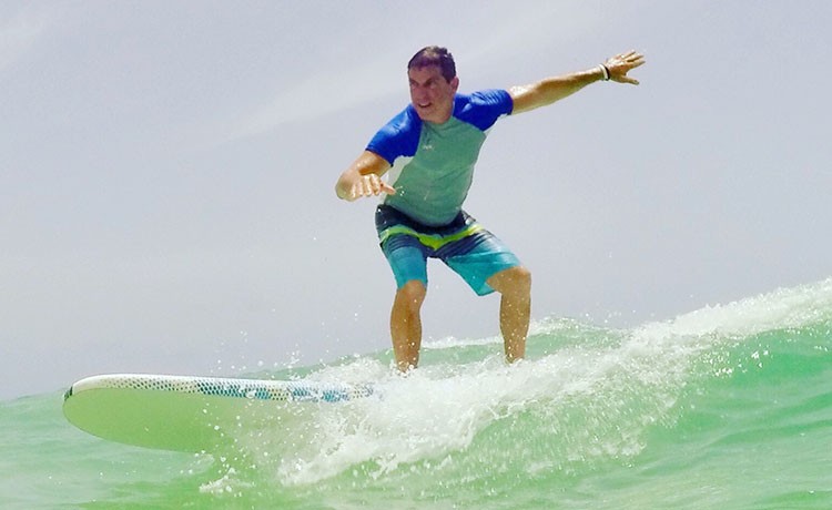 Mark B. ha vuelto a surfear después de una cirugía de tumor cerebral.