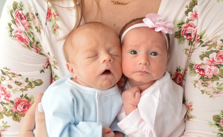 Laura con sus gemelos prematuros