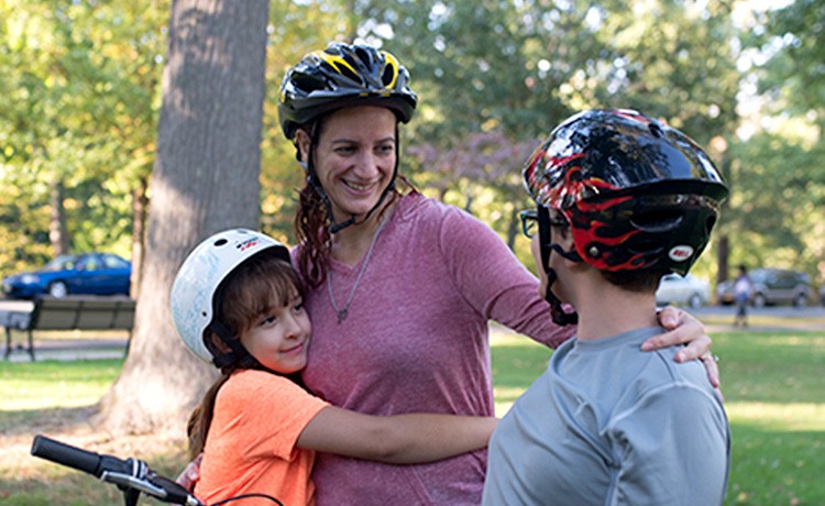Kathleen anda en bicicleta con sus hijos después de una cirugía bariátrica