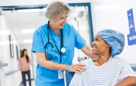 Una enfermera explica la seguridad del paciente